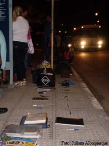 LUGAR  Na tentativa de conseguir o melhor lugar no ônibus, alunos formam filas improvisadas com objetos